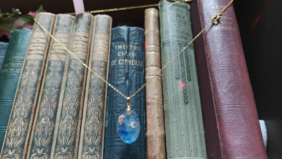 Pendentif bleu effet océan et coquillages