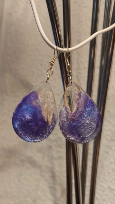 Boucles d’oreilles violettes et samares