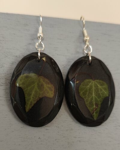 Boucles d'oreilles noires et lierre
