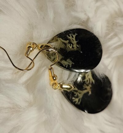 Boucles d'oreilles noires et lichen