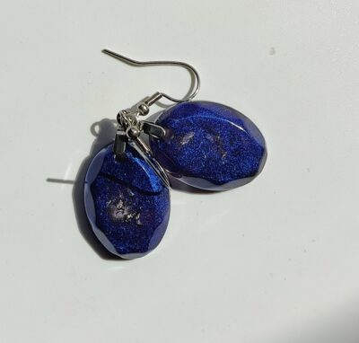 Boucles d'oreilles bleu - violet foncé incrustations feuilles d'argent