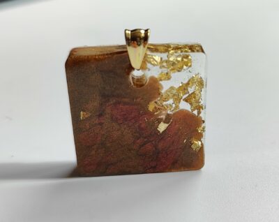 Pendentif rouge et or