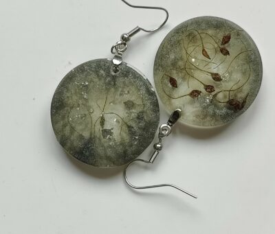 Boucles d'oreilles grises et incrustations de graines de Clematis Vitalba