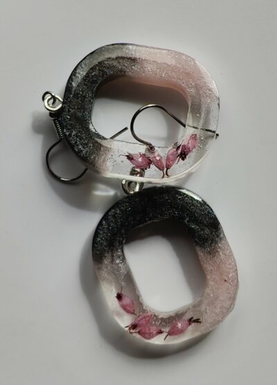 Boucles d'oreilles rose et gris incrustations de fleurs de bruyère