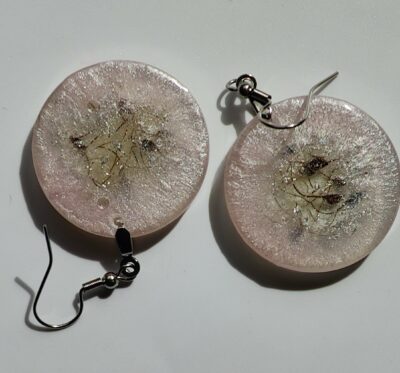 Boucles d'oreilles rose et incrustations de graines de Clematis Vitalba