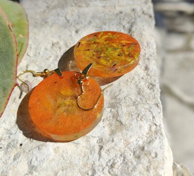 Boucles d'oreilles oranges incrustations de fragments de pétales