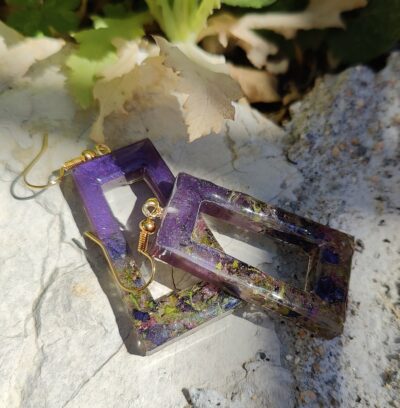 Boucles d'oreilles violettes et incrustations de pétales