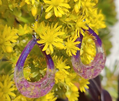Boucles d'oreilles violettes et incrustations de pétales