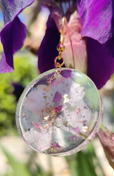 Boucles d'oreilles translucides incrustation fleur de prunus