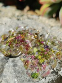 Boucles d'oreilles translucides et incrustations de pétales