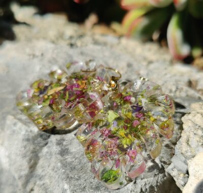 Boucles d'oreilles translucides et incrustations de pétales