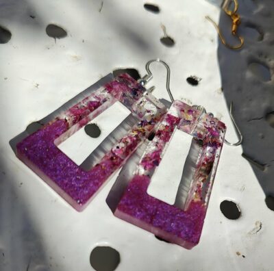 Boucles d'oreilles roses et incrustations de pétales