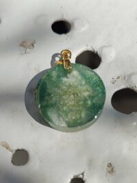 Pendentif vert et incrustations de lichen
