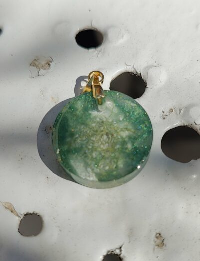 Pendentif vert et incrustations de lichen