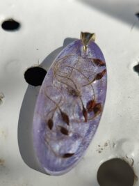 Pendentif violet et incrustations de graines de Clematis Vitalba