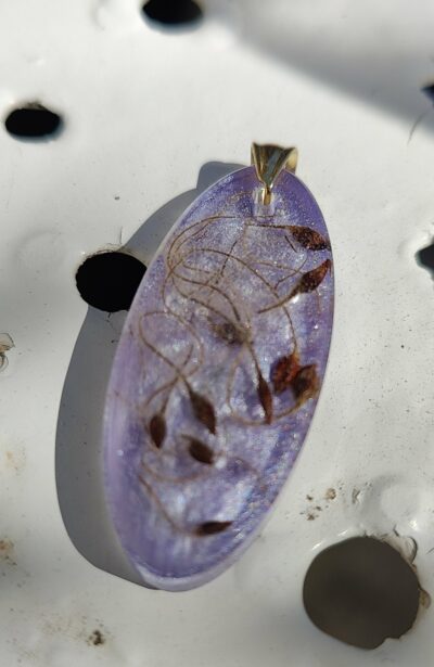 Pendentif violet et incrustations de graines de Clematis Vitalba